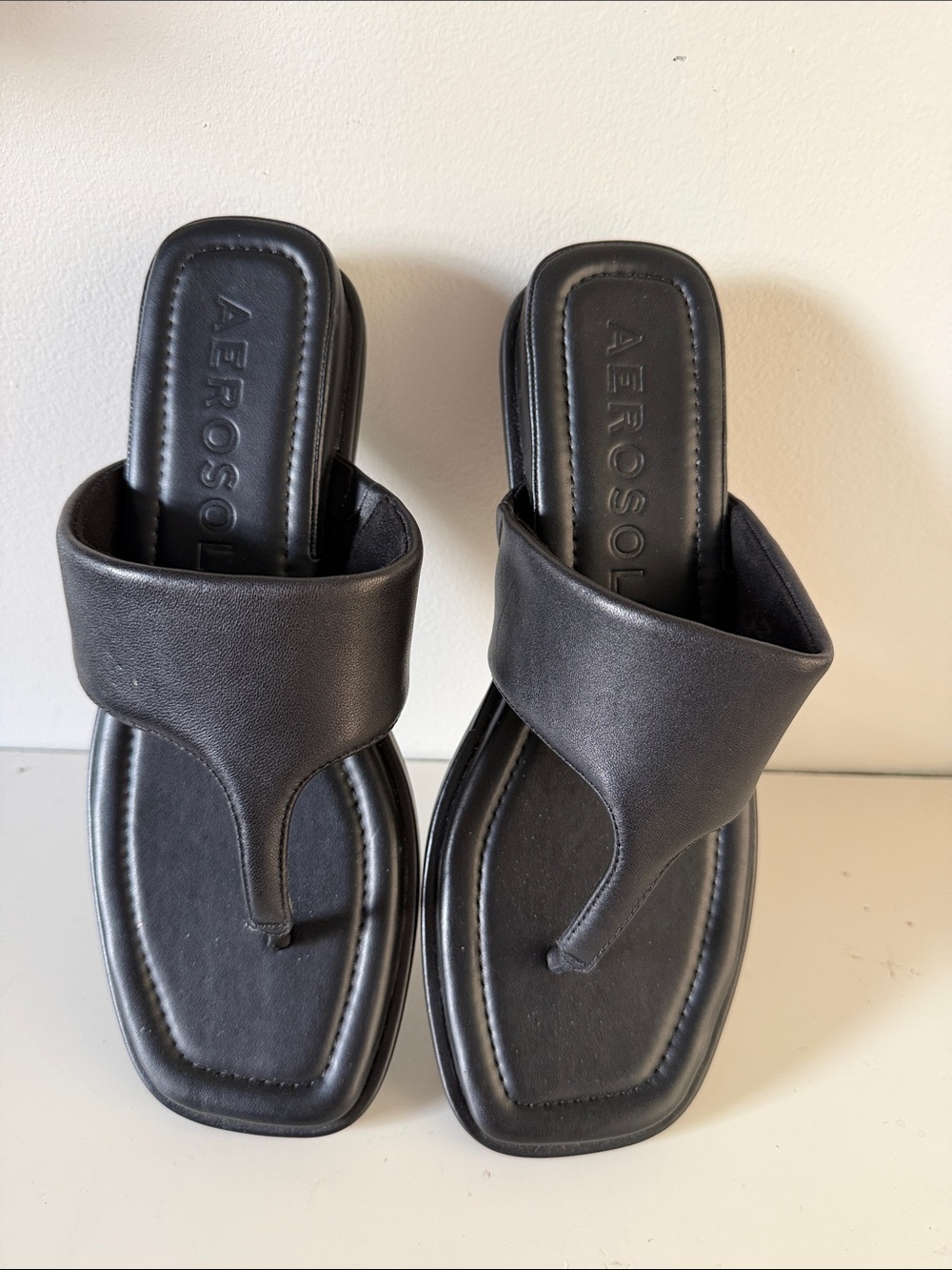AEROSOLES Black Square-Toe Thong Sandals. Sz 10M